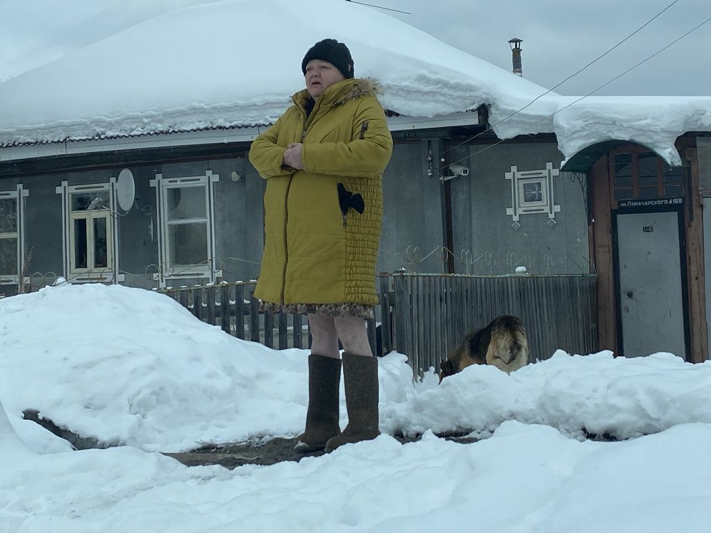 Екатерина в ожидании отловщика, который находится в заброшенном доме, где собака Мышка родила щенков. Фото: Анна Куприянова, "Глобус"