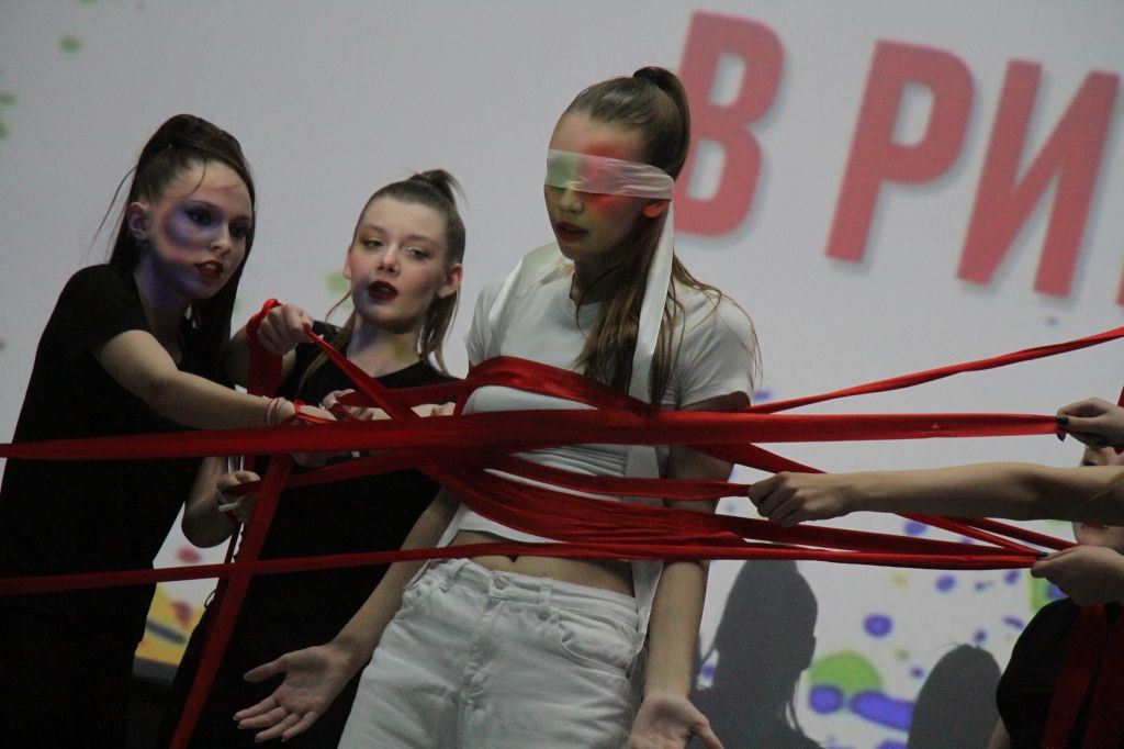 Участники подготовили не просто танцевальные номера, а постарались вложить в них смысл, философию, рассказывая со сцены историю. Фото: Константин Бобылев, "Глобус"