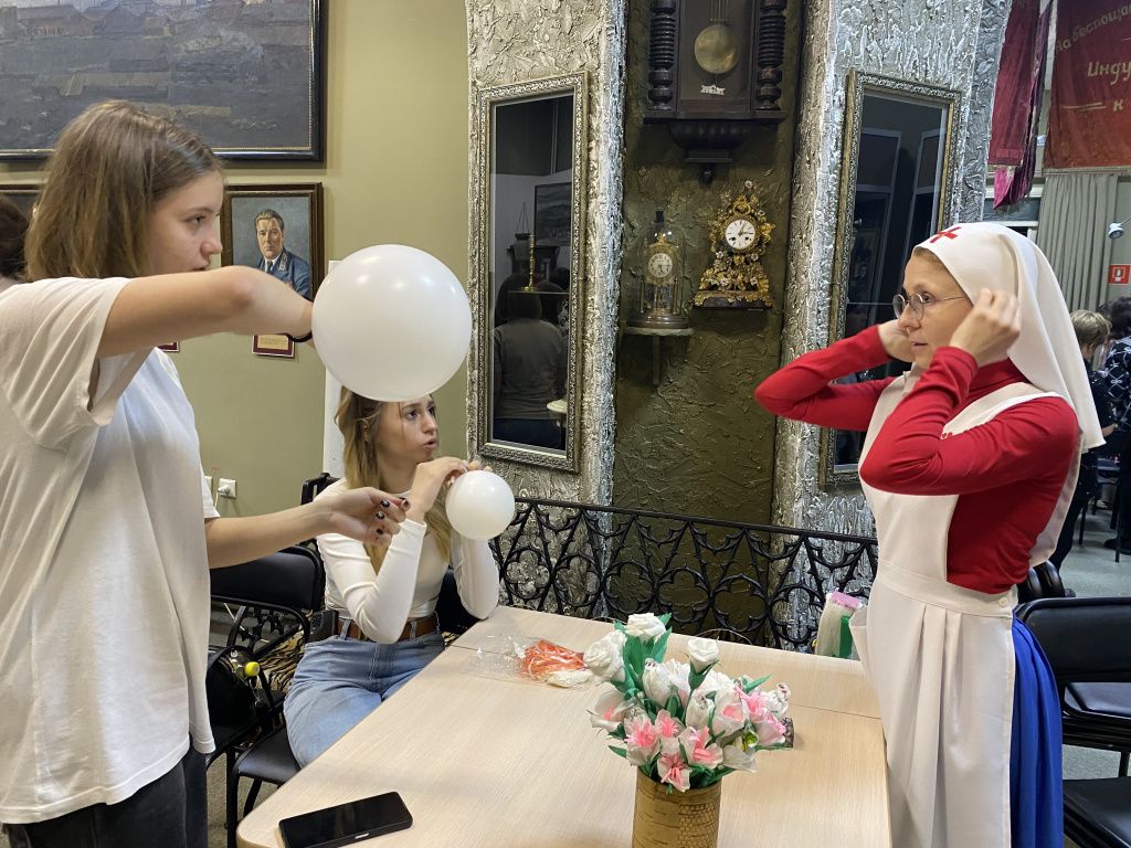 Мастер-класс провела Светлана Казакова (справа), сестра милосердия Православной службы милосердия. Фото: Анна Куприянова, "Глобус"