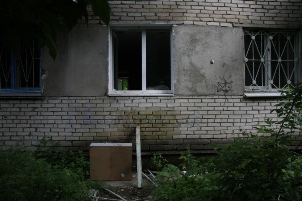 Чтобы было проще попасть в дом, используют мебель из пустующих квартир. Фото: Константин Бобылев, "Глобус" Чтобы было проще попасть в дом, используют мебель из пустующих квартир. Фото: Константин Бобылев, "Глобус"