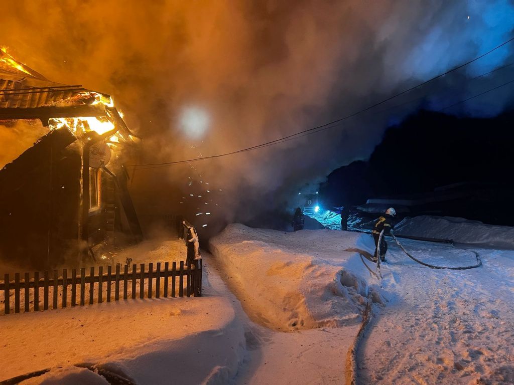 Площадь пожара составила 200 квадратных метров. Фото представлено 56-й ПСЧ