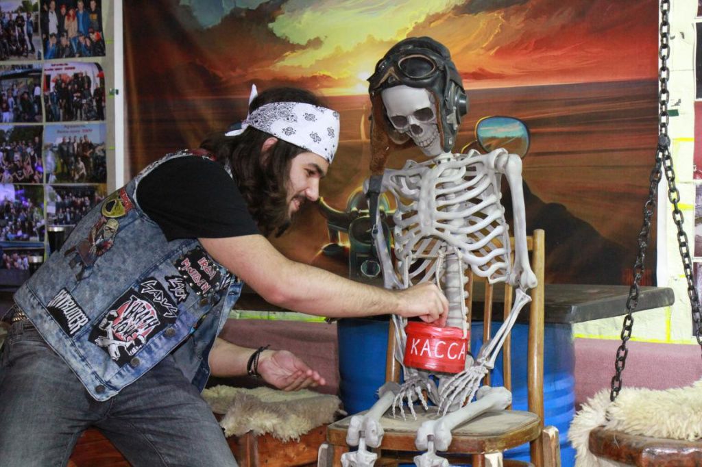 Каждый желающий мог оставить пожертвованияв "кассе" у скелета Харлея. Фото: Константин Бобылев, "Глобус"