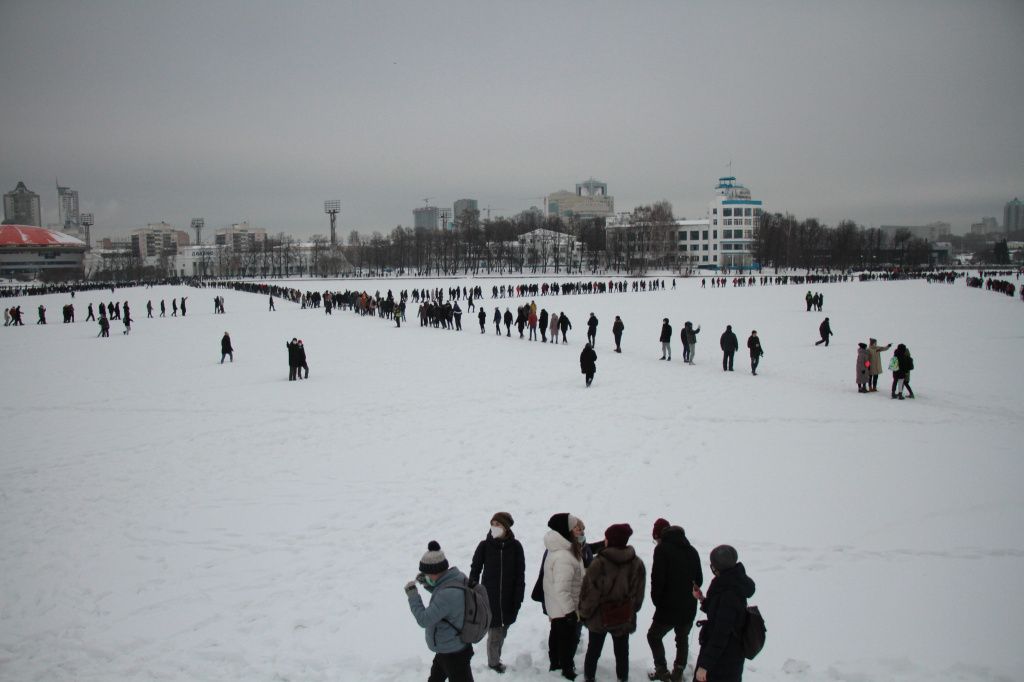 На льду городского пруда. Фото: Константин Бобылев, "Глобус"