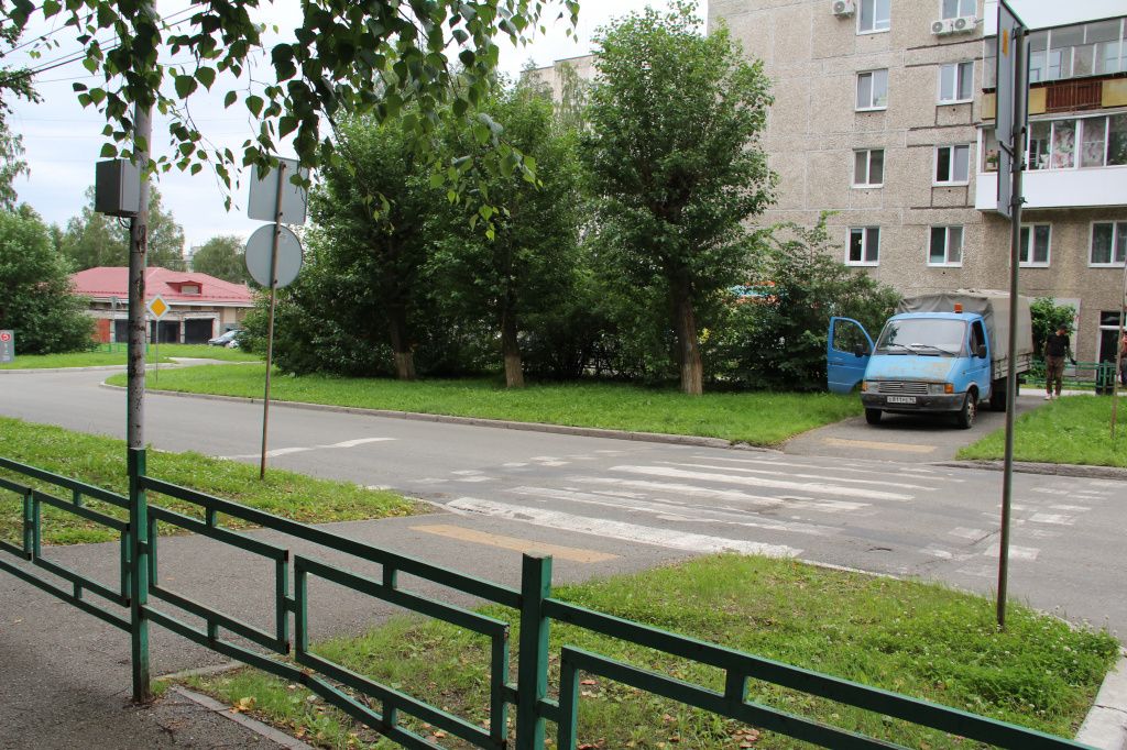 В районе бывшего пешеходного перехода теперь стоит забор. Фото: Анна Куприянова, "Глобус"