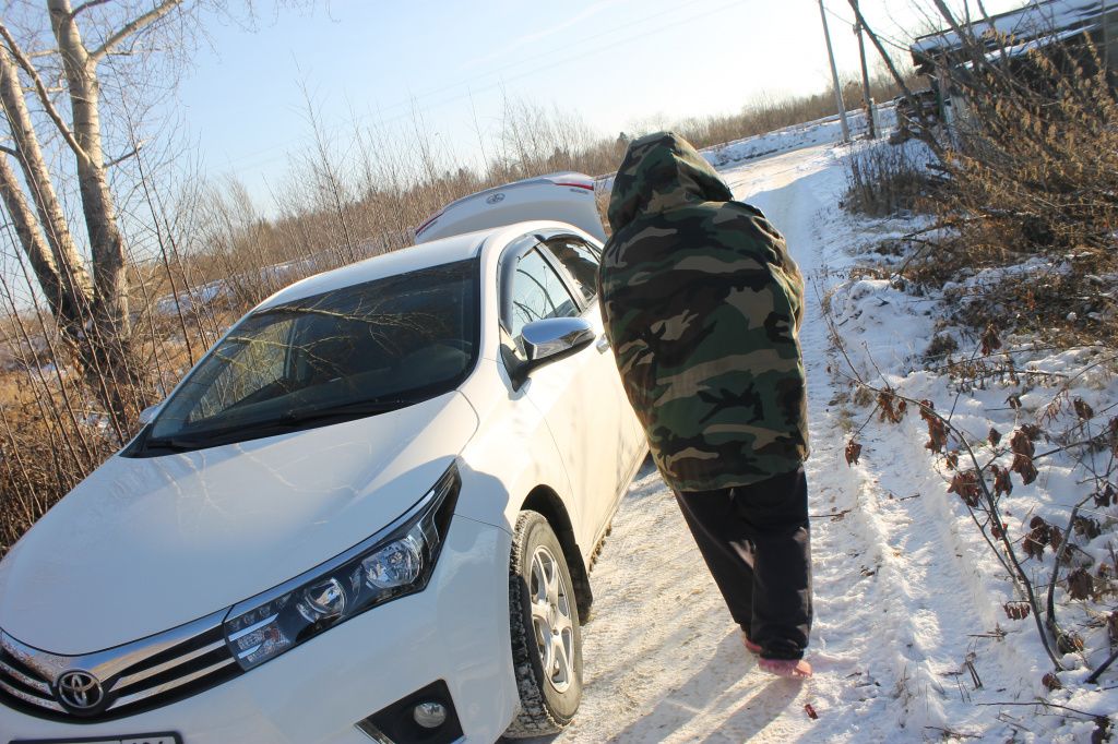 Неравнодушные серовчане приезжают к семье Ваняшкиных и оказывают помощь. Фото: Мария Чекарова, "Глобус"