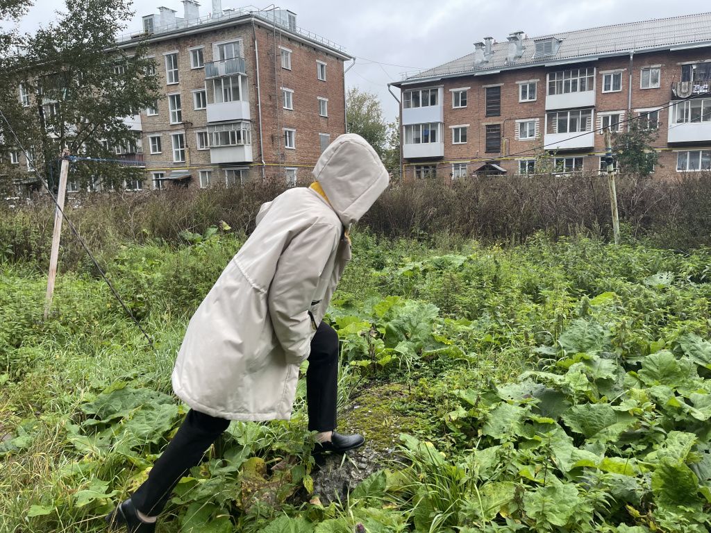 До уличных сушилок люди пробираются через лежащие на земле трубы. Фото: Анна Куприянова, "Глобус"