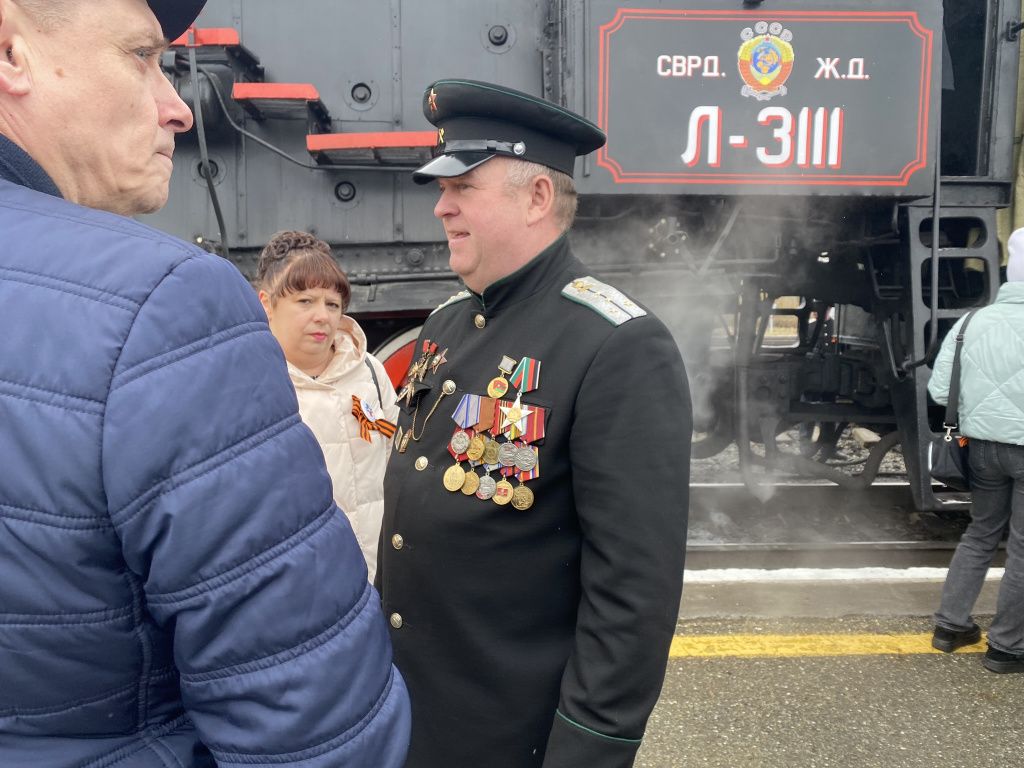 Поезд прибыл в Серов под управлением машиниста Андрея Завьялова. Фото: Анна Куприянова, "Глобус"