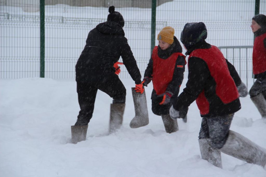 Во время игры участники теряли обувь. Фото: Анна Куприянова, "Глобус"