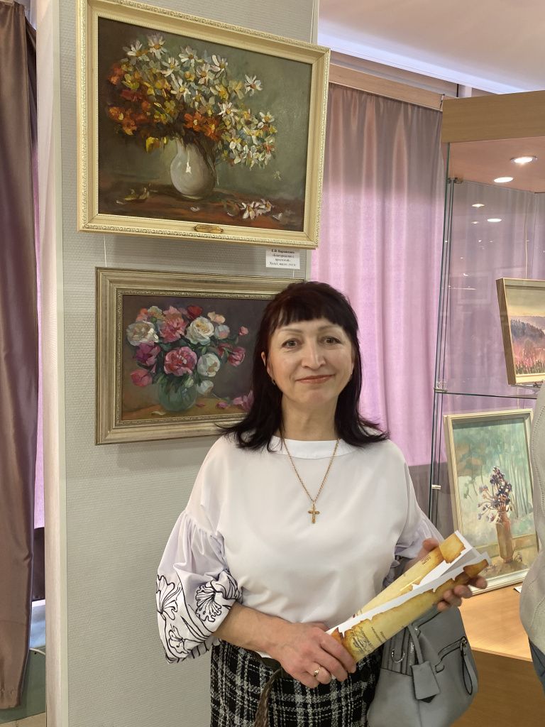 Художница из Карпинска Елена Барашенко представила на выставке четыре картины. Фото: Анна Куприянова, "Глобус"