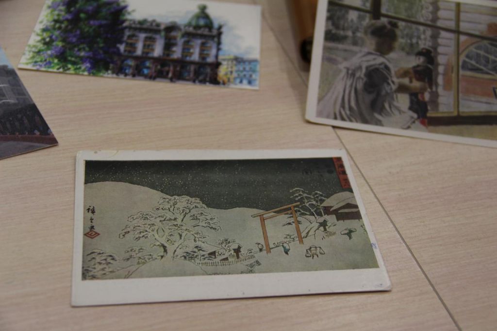 На открытке изображена одна из гравюр серии "53 станции Токайдо". Фото: Анна Куприянова, "Глобус"