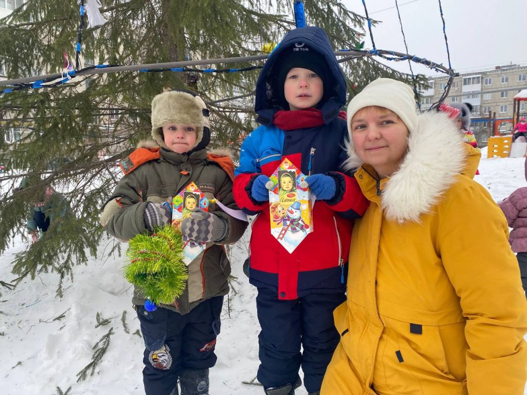 Юлия Овдиенко с сыновьями Станиславом и Егором поделились семейной традицией - семья украшает домашнюю елку самодельными расписными пряниками. Фото: Анна Куприянова, "Глобус" 
