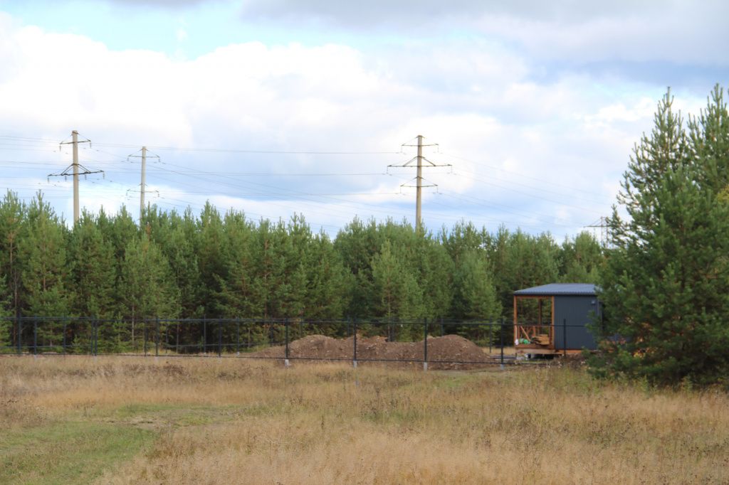 Кому-то участок достался на поляне и люди вовсю строятся. Фото: Анна Куприянова, "Глобус" Кому-то участок достался на поляне люди вовсю строятся. Фото: Анна Куприянова, "Глобус"
