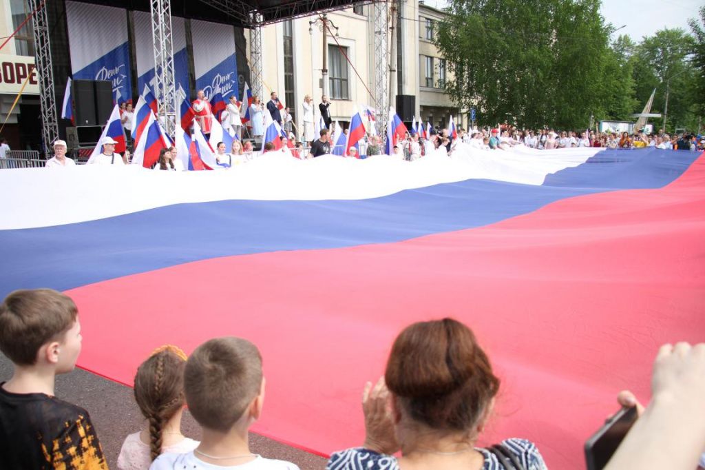 На празднике развернули огромный триколор. Фото: Константин Бобылев, "Глобус"