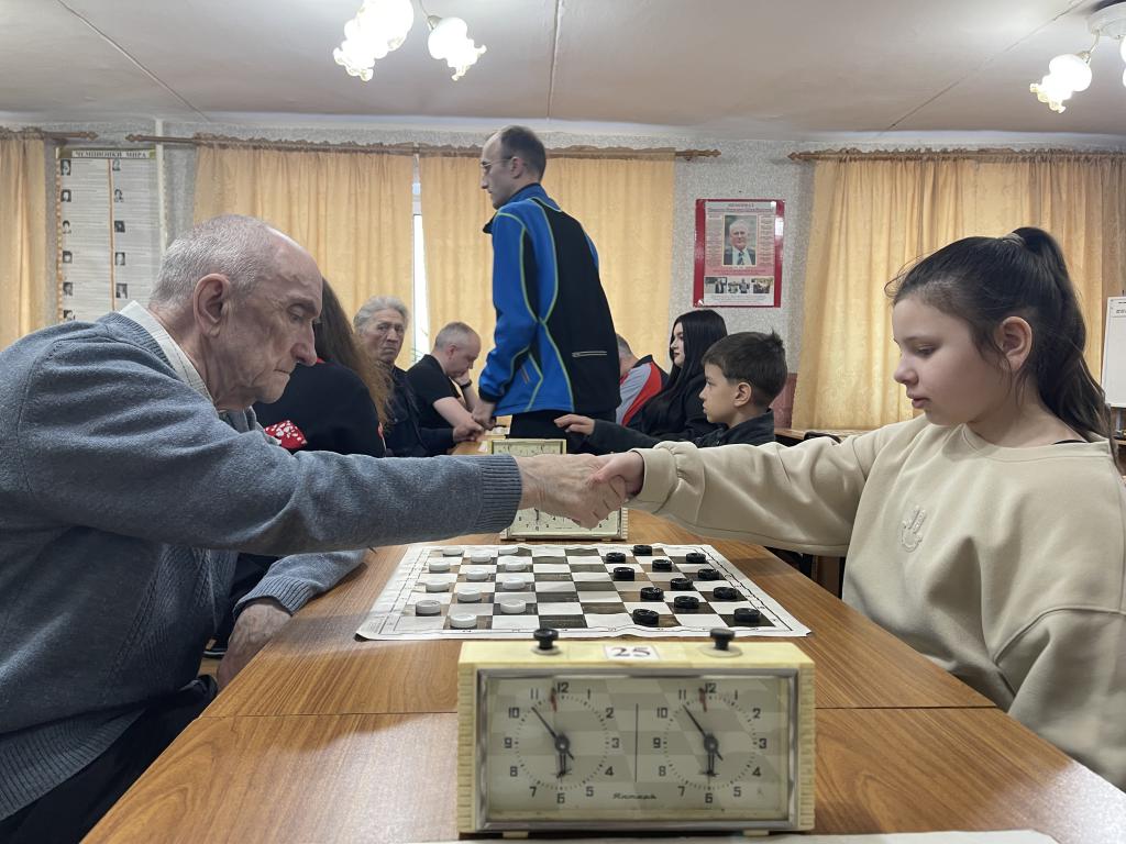 В знак уважения спортсмены пожали друг другу руки перед игрой. Фото: Анна Куприянова, "Глобус"