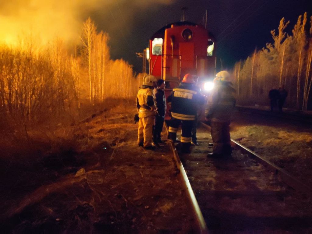 На место возгорания даже прибыл пожарный поезд. Фото: Алексей Пасынков, "Глобус"