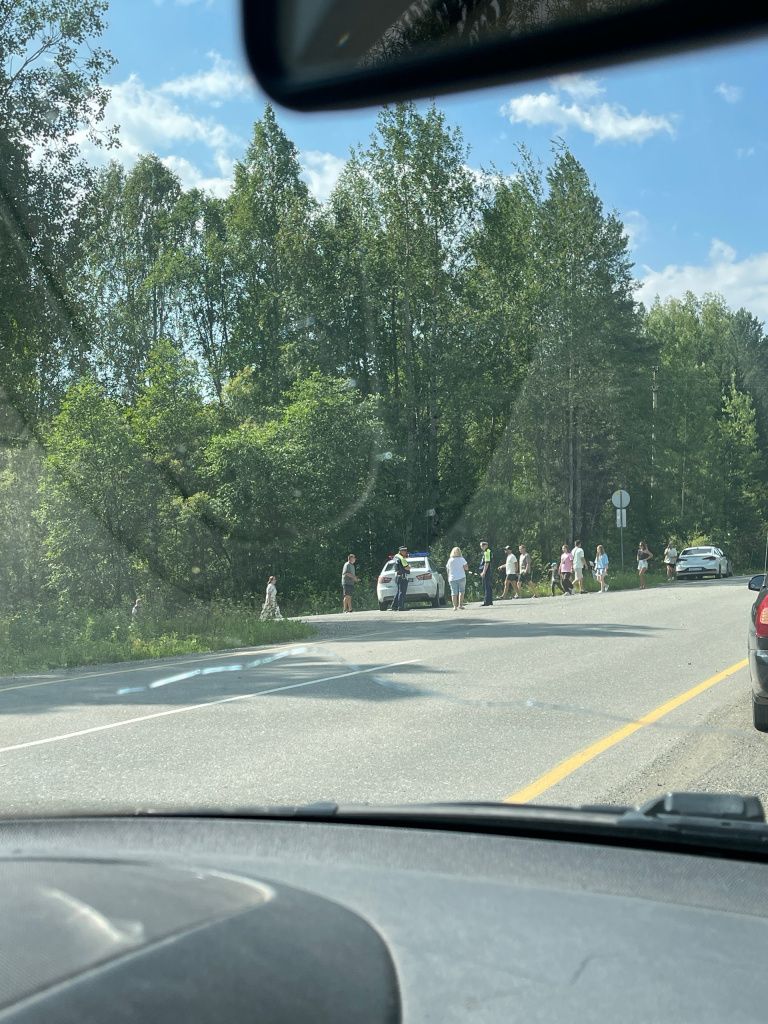 У дороги к загородныи лагерям дежурят патрульные автомобили. Дорога затоплена. Фото: Анна Куприянова, "Глобус"