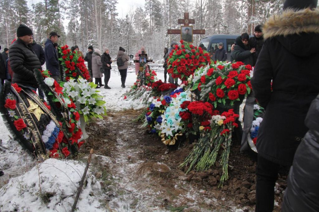 Андрея Чукина похоронили рядом с Егором Загайновым. Егор тоже погиб во время СВО. Фото: Константин Бобылев, "Глобус"