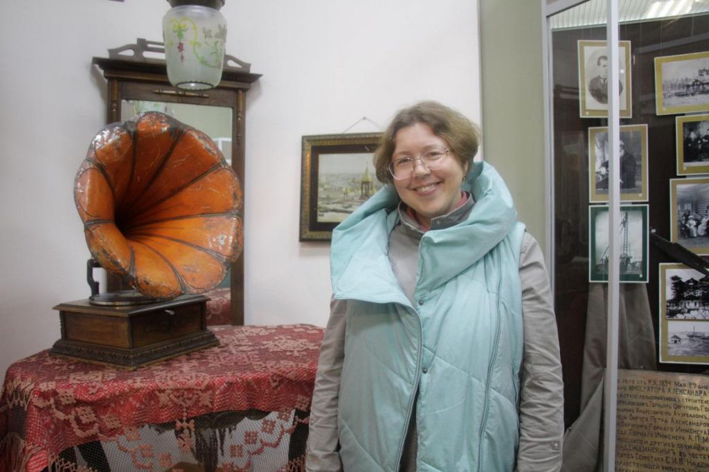 Елена Южакова приехала в Серов из Тюмени в гости и решила посетить музей. Фото: Константин Бобылев, "Глобус"