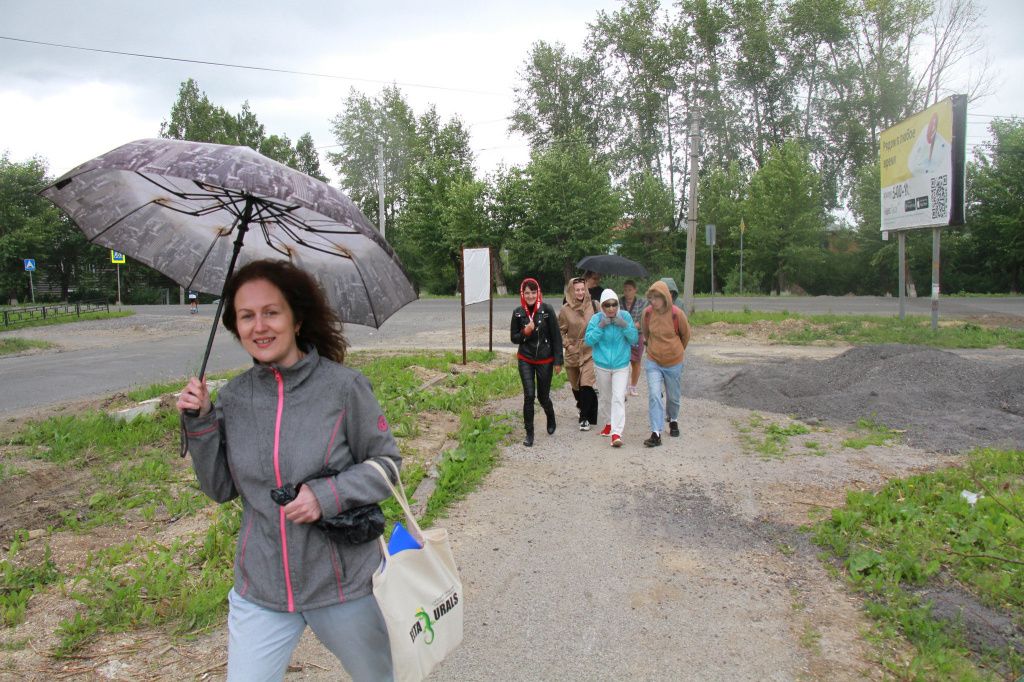 Экскурсия Людмилы Шамриковой началась с ливня. Фото: Константин Бобылев, "Глобус"