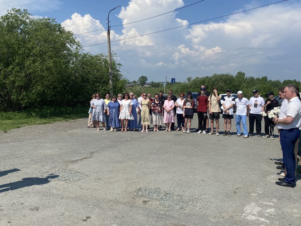 У памятного камня собралось несколько десятков горожан. Фото: Анна Куприянова, "Глобус" У памятного камня собралось несколько десятков горожан. Фото: Анна Куприянова, "Глобус"