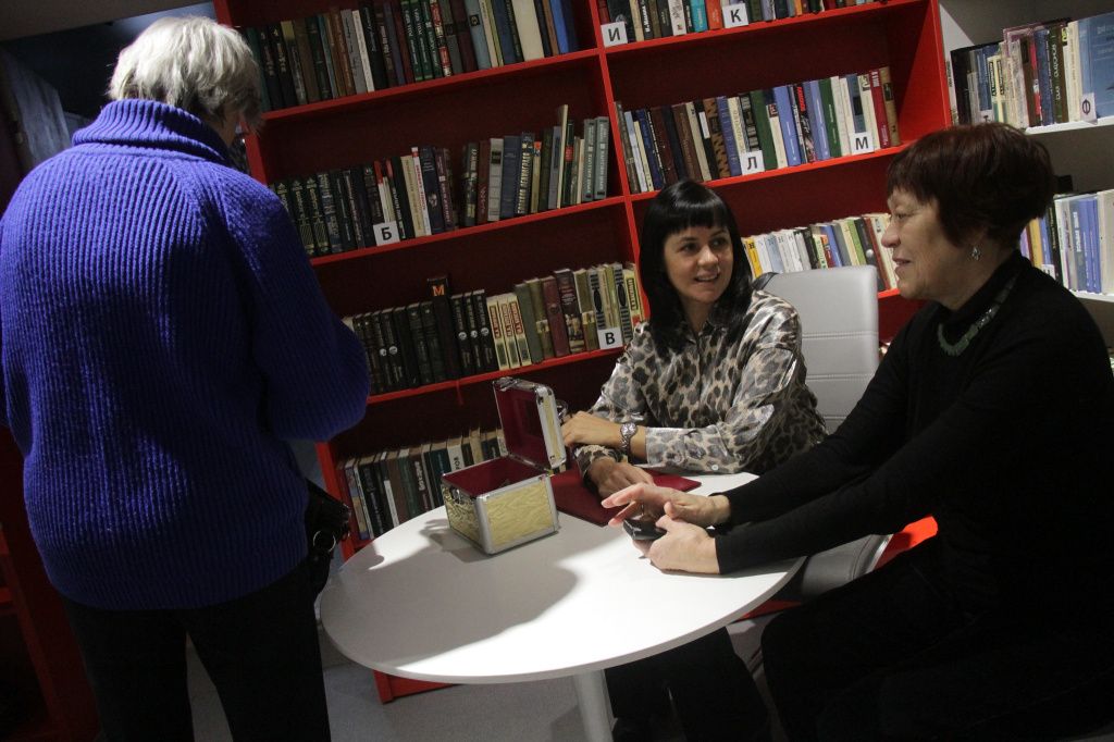 На входе в зал каждый желающий мог оставить благотворительный взнос в шкатулке. Фото: Константин Боыблев, "Глобус"