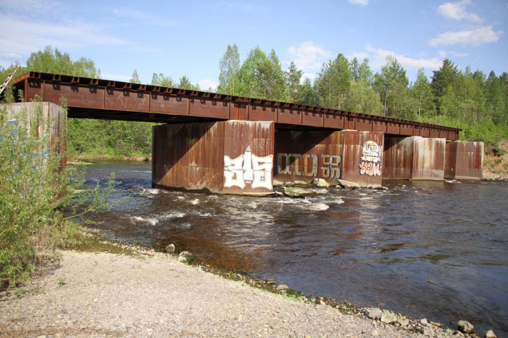 Мост начали строить на месте конструкции, снесенной наводнением в 1993 году. Фото: Константин Бобылев, "Глобус"