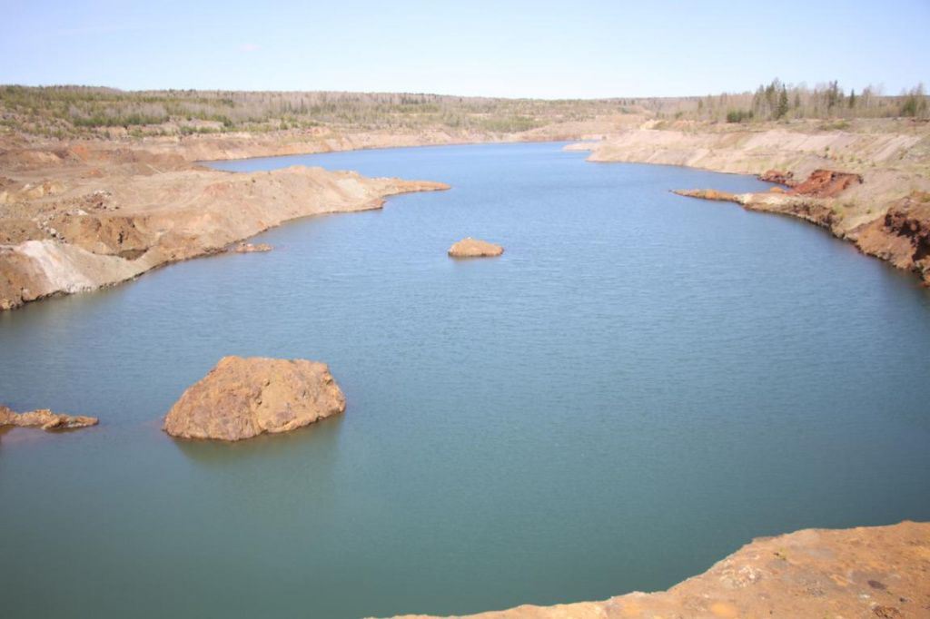 Бирюзово-лазурная вода уже привлекат отдыхающих. Фото: Константин Бобылев, "Глобус"