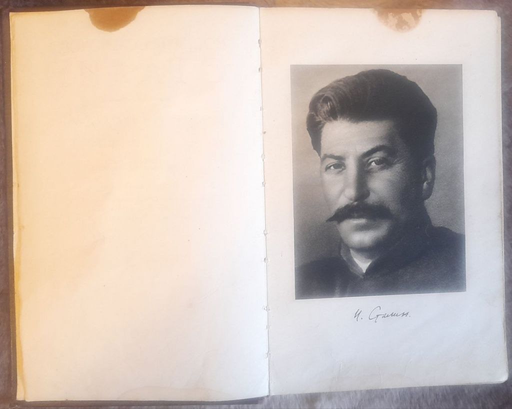 Начало книги начинается с фотографии вождя народов и его личной подписи (факсимиле). Фото: Андрей Гребенкин, «Глобус»