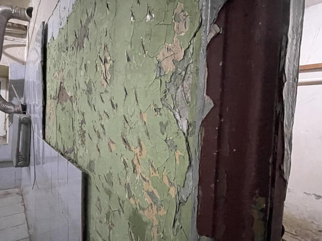 В прачечной не хватает нескольких плиток на стене. Фото: Анна Куприянова, "Глобус"