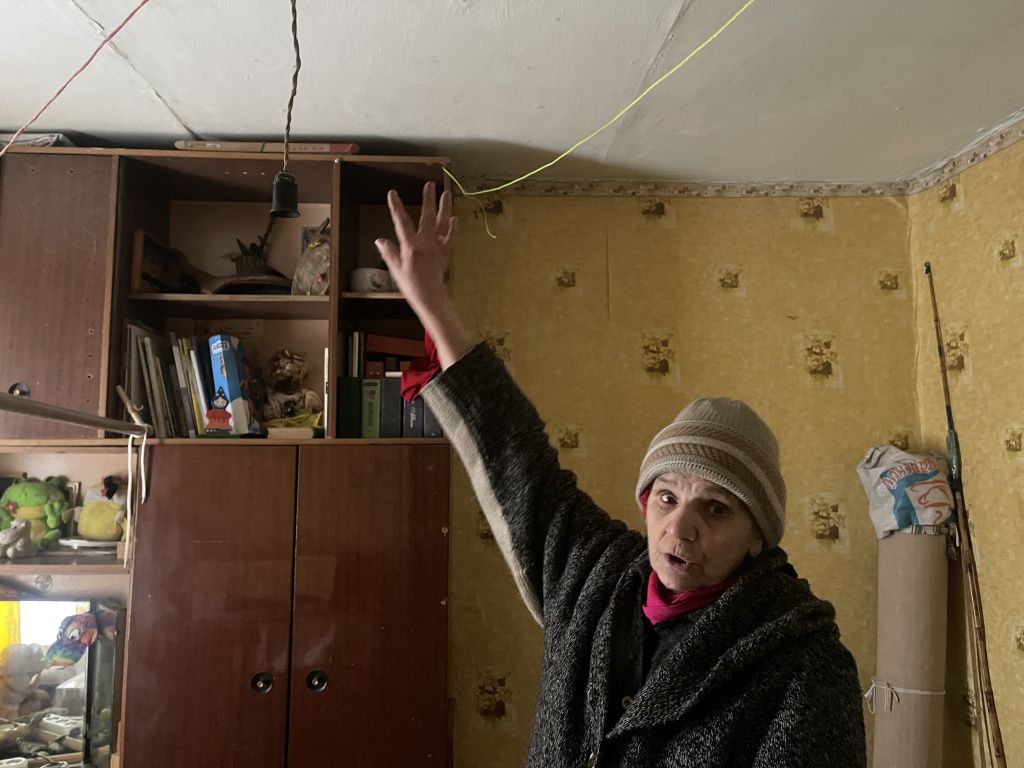 Людмила Реутова признается, что из-за состояния проводки боится включать лампочку. Фото: Анна Куприянова, "Глобус" Людмила Реутова признается, что из-за состояния проводки боится включать лампочку. Фото: Анна Куприянова, "Глобус"