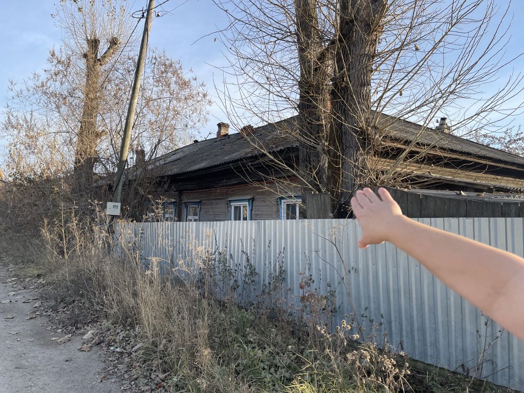 Дом построен около ста лет назад. Сейчас у него проседает крыша, гниют стены. Фото: Анна Куприянова, "Глобус"