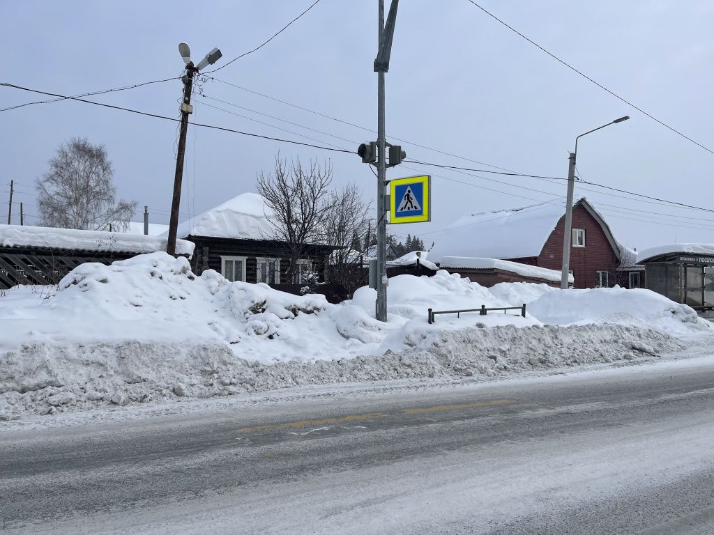 Снег перемел тротуары у остановки "Поселок Мякоткино". Фото: Анна Куприянова, "Глобус"