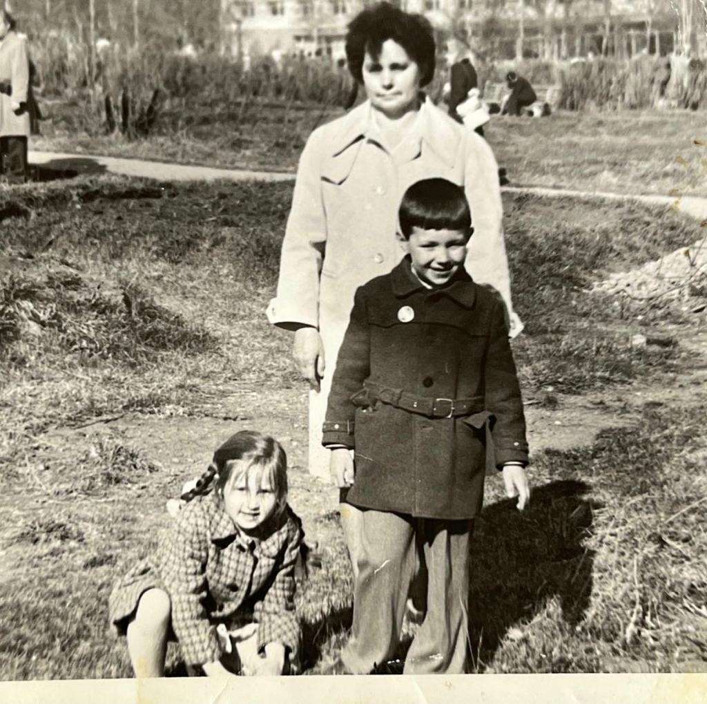 На этом фото Дмитрий Киреев запечатлен с сестрой Мариной и бабушкой Таисьей Алексеевной. Фото сделано во время прогулки в сквере ДКМ. Фото из семейного архива Киреевых