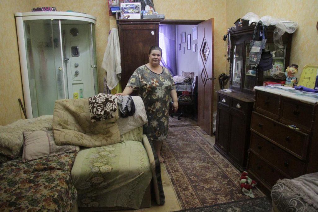 Несмотря на состояние дома в целом, Карлыковы стараются поддерживать квартиру в хорошем состоянии. Фото: Константин Бобылев, "Глобус"