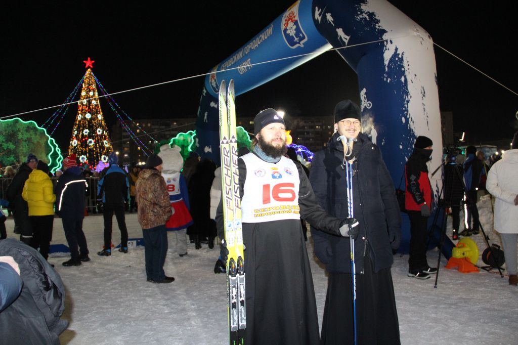 Священнослужитель Владимир Иванов второй год подряд выходит на лыжный старт в Серове. Фото: Анна Куприянова, "Глобус"
