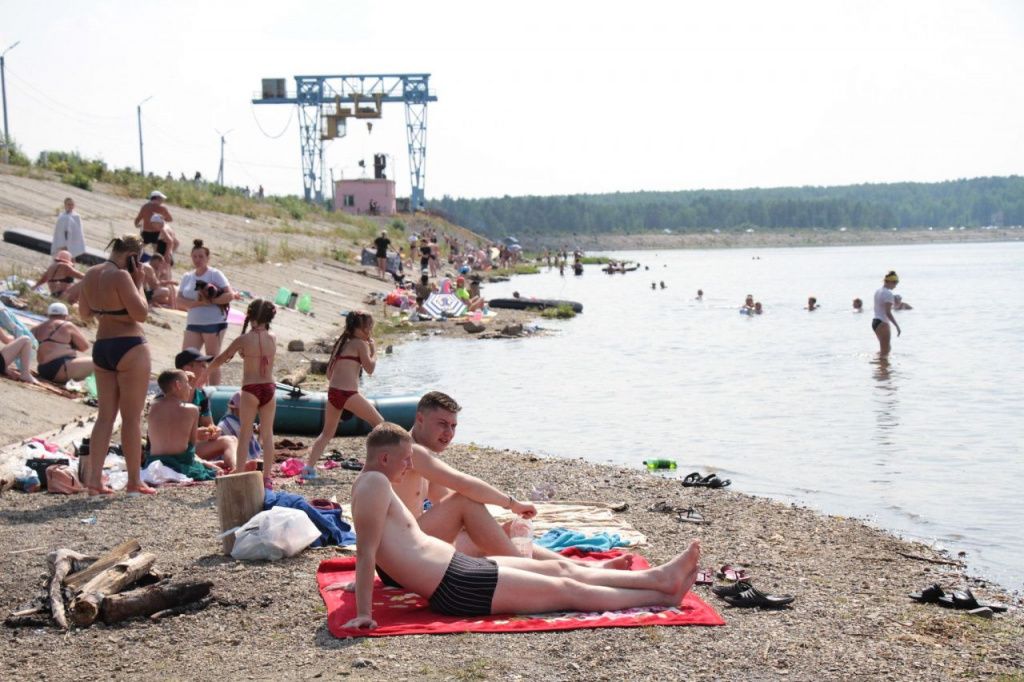 На водоемах севера Свердловской области нет официальных зон отдыха. Но людей это не останавливает. Фото: Константин Бобылев, "Глобус" 