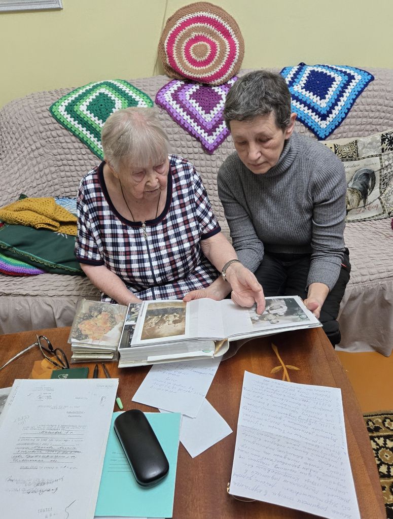 Евгения Васильевна показывает семейные фото Марине Демчук. Фото предоставлено Мариной Демчук