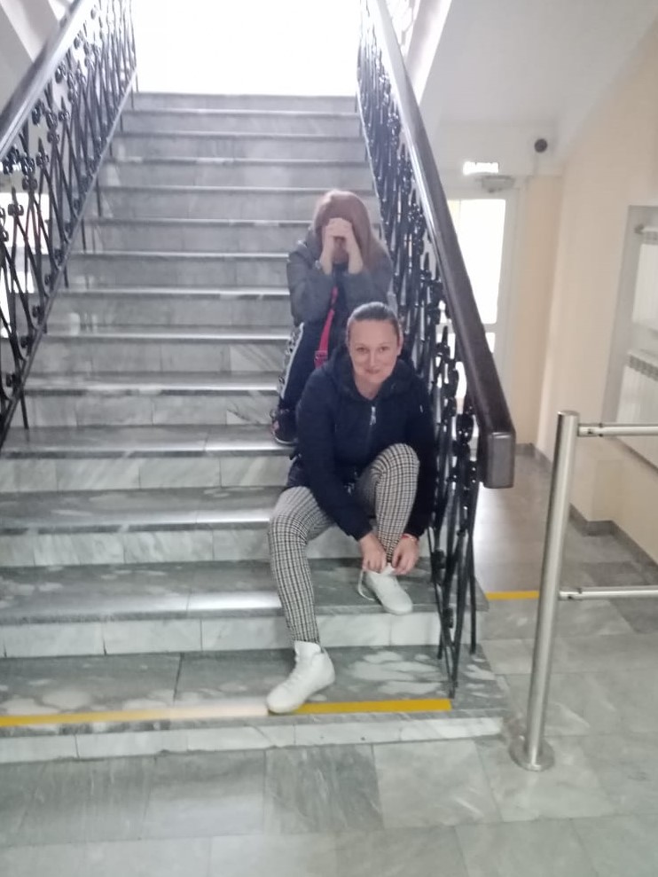 Чтобы "не пропустить" Андрея Пикулева, жительницы дома по Белореченской сидели на лестнице. Фото предоставлено Альбиной Вьюшкиной