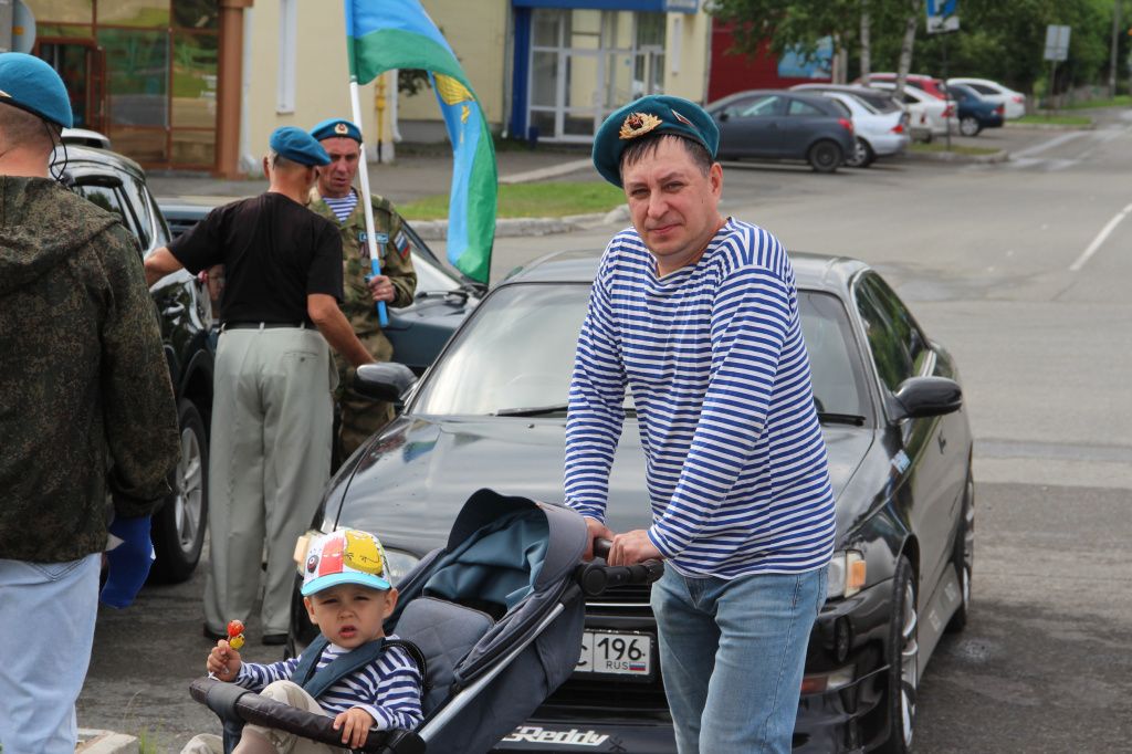 В этот день тельняшки можно было видеть на многих. Фото: Анна Куприянова, "Глобус"