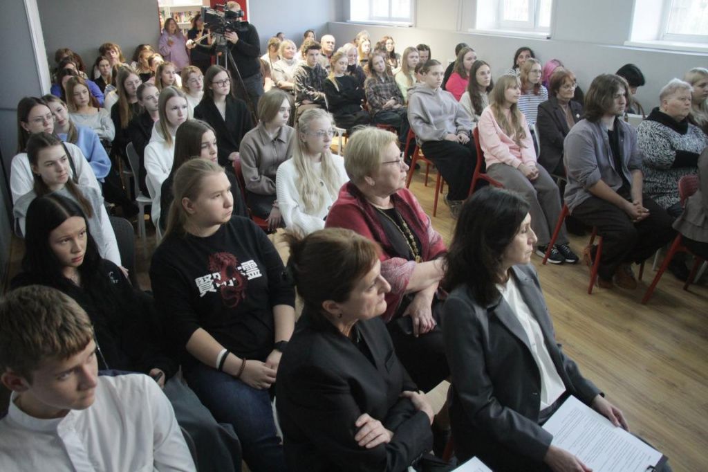 На встрече присутствовала в основном молодежь. Фото: Константин Бобылев, "Глобус" На встрече присутствовала в сонвомно молодежь. Фото: Константин Бобылев, "Глобус"