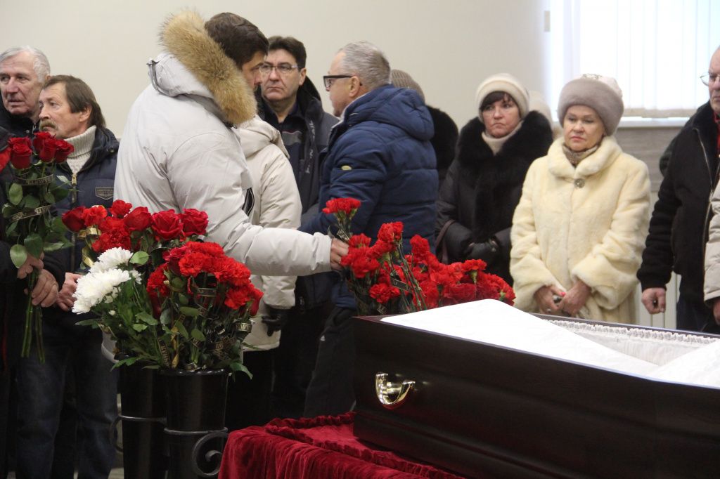 Проститься с легендой серовского хоккея пришел замглавы Серова Александр Вовяков. Фото: Анна Куприянова "Глобус"
