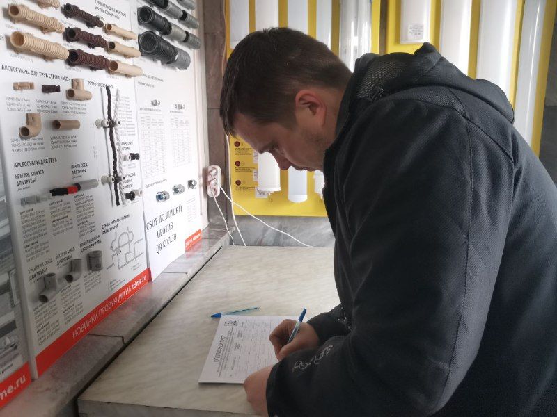 Серовчане оставляют подписи против QR-кодов. Фото: Константин Бобылев, "Глобус"
