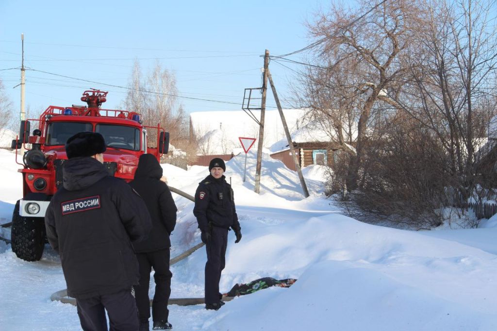 Тело человека накрыли тряпкой. На месте работала полиция. Фото: Анна Куприянова, "Глобус"