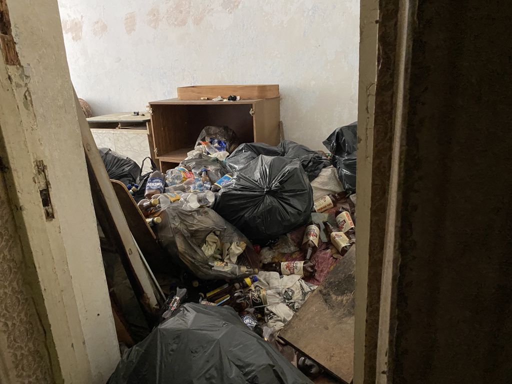Жителей нет, комнаты заполнены мусором. Фото: Анна Куприянова, "Глобус"