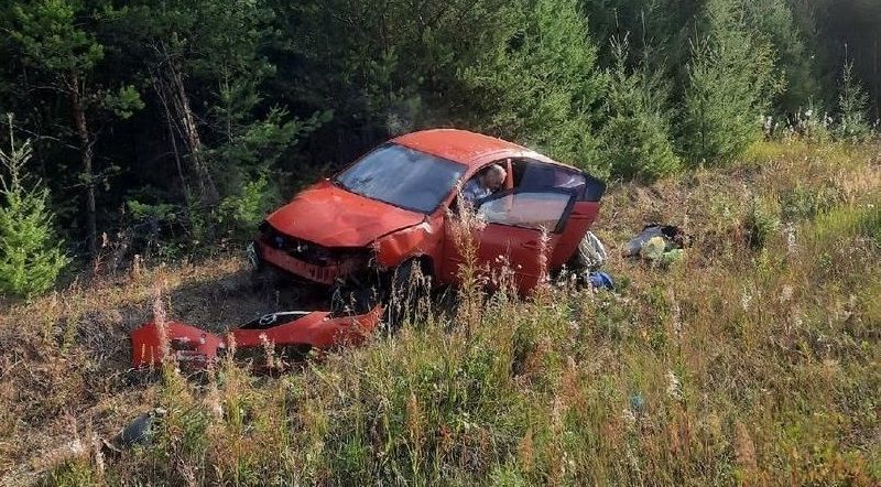 Разбитая Mazda-3 на обочине под Серовом. Фото: Эдуард Симанов 