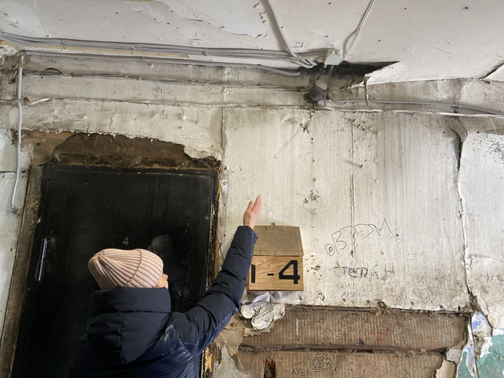Наталья Степанова недоумевает от состоянию потолка возле проводов. Фото: Анна Куприянова, "Глобус"