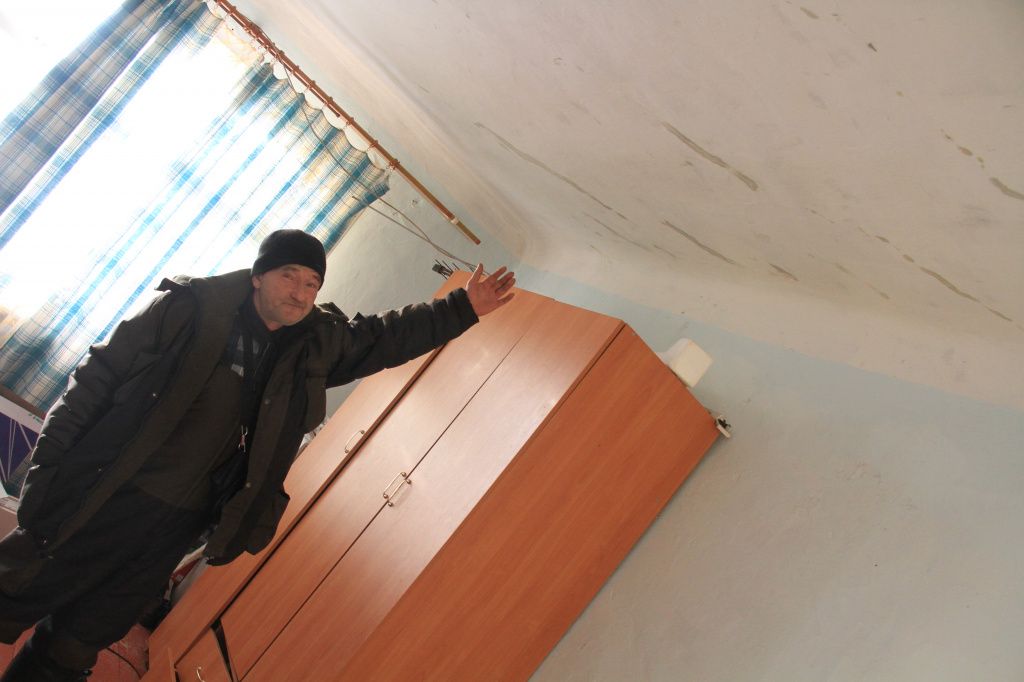 В квартире Николая Ивановича стойки йзапах гари. А на потолке - протечки. Фото: Константин Бобылев, "Глобус"
