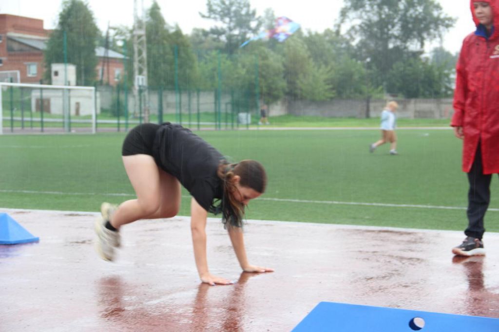Дождь не испугал участников эстафеты ГТО. Фото: Анна Куприянова, "Глобус"