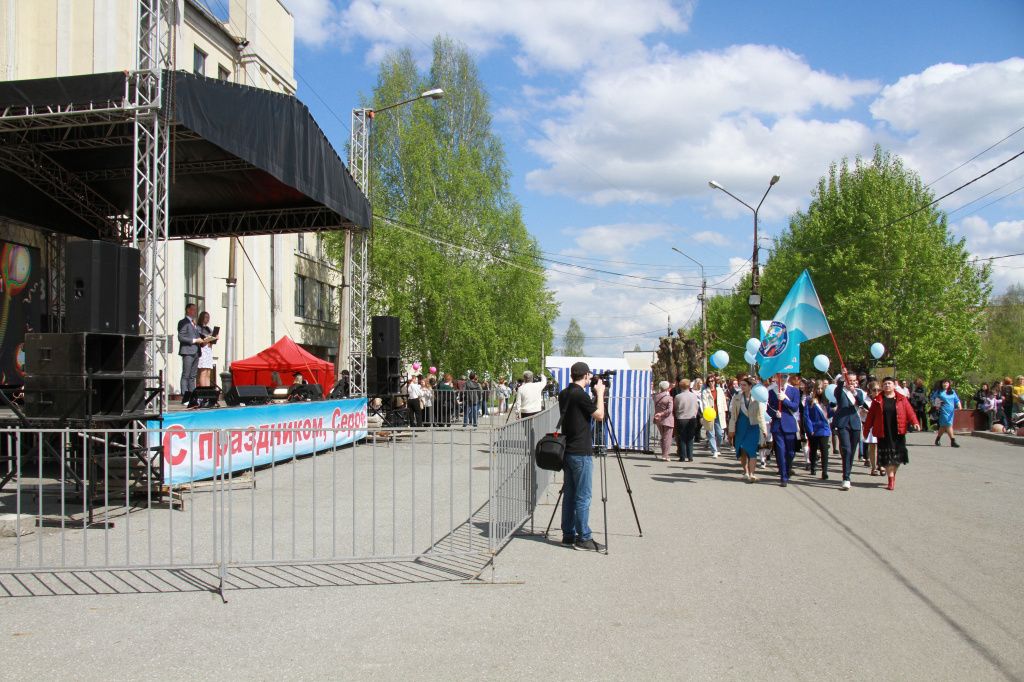 На площади ДКМ выпускников ждал концерт. Фото: Константин Бобылев, "Глобус"
