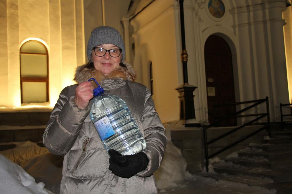 Ольга Поличкина каждый год старается приходить на Крещение в храм за святой водой. Фото: Константин Бобылев, "Глобус"